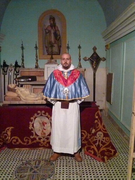 Abito solenne (utilizzato durante le feste) Abito solenne (utilizzato durante le feste)